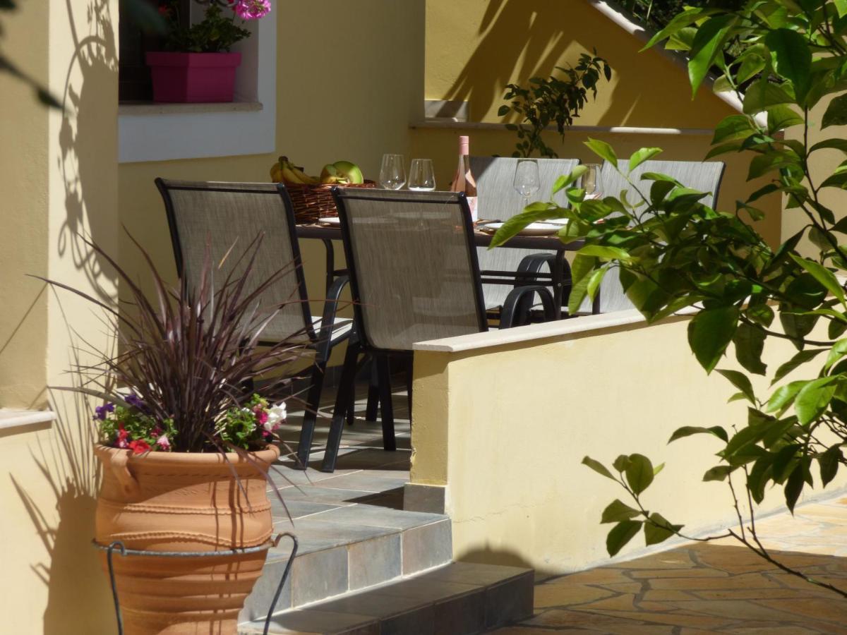 איפסוס Natashas Apartments מראה חיצוני תמונה